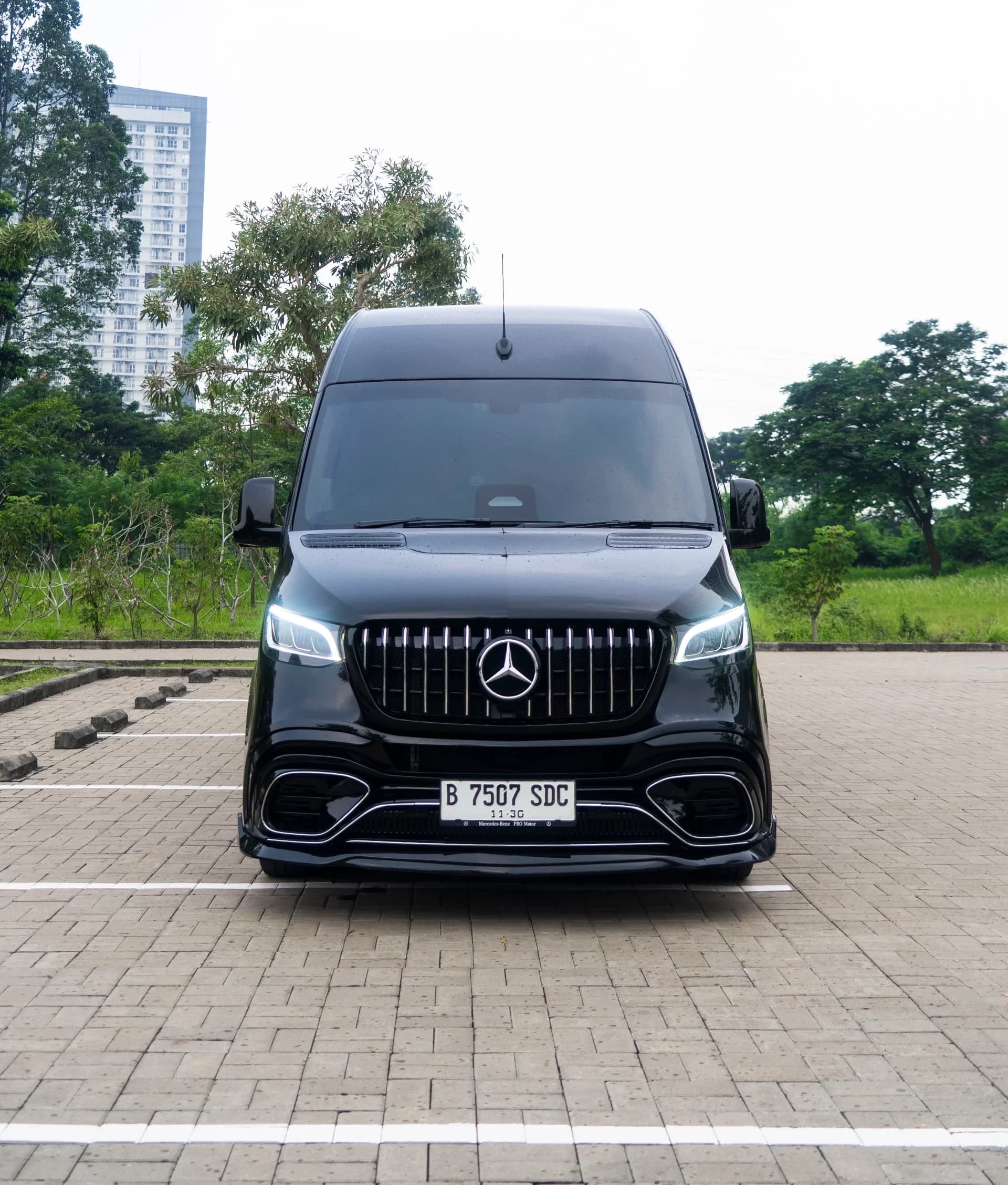 Sprinter Van tampak samping