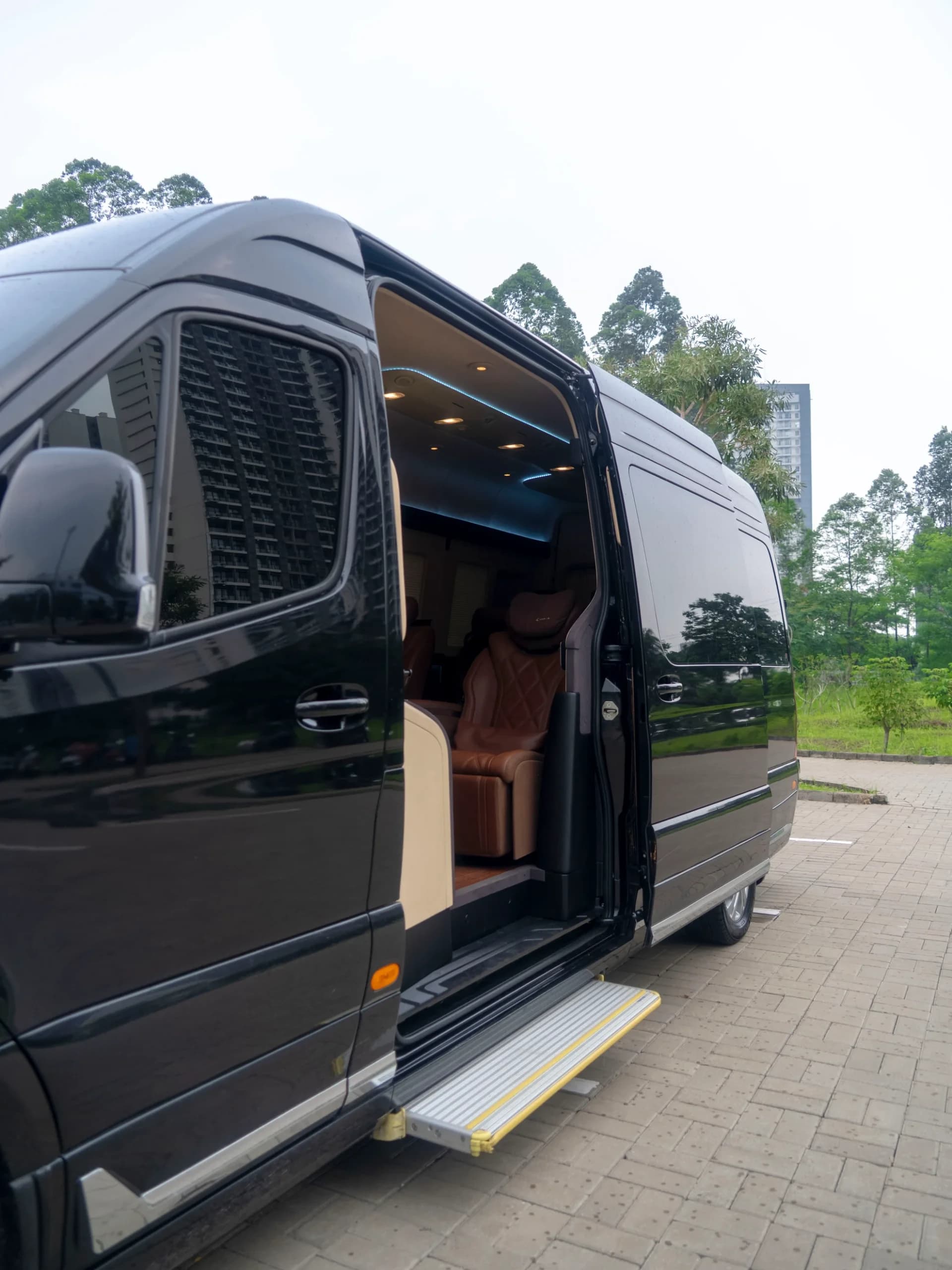 Interior Sprinter Van dengan kursi captain seat