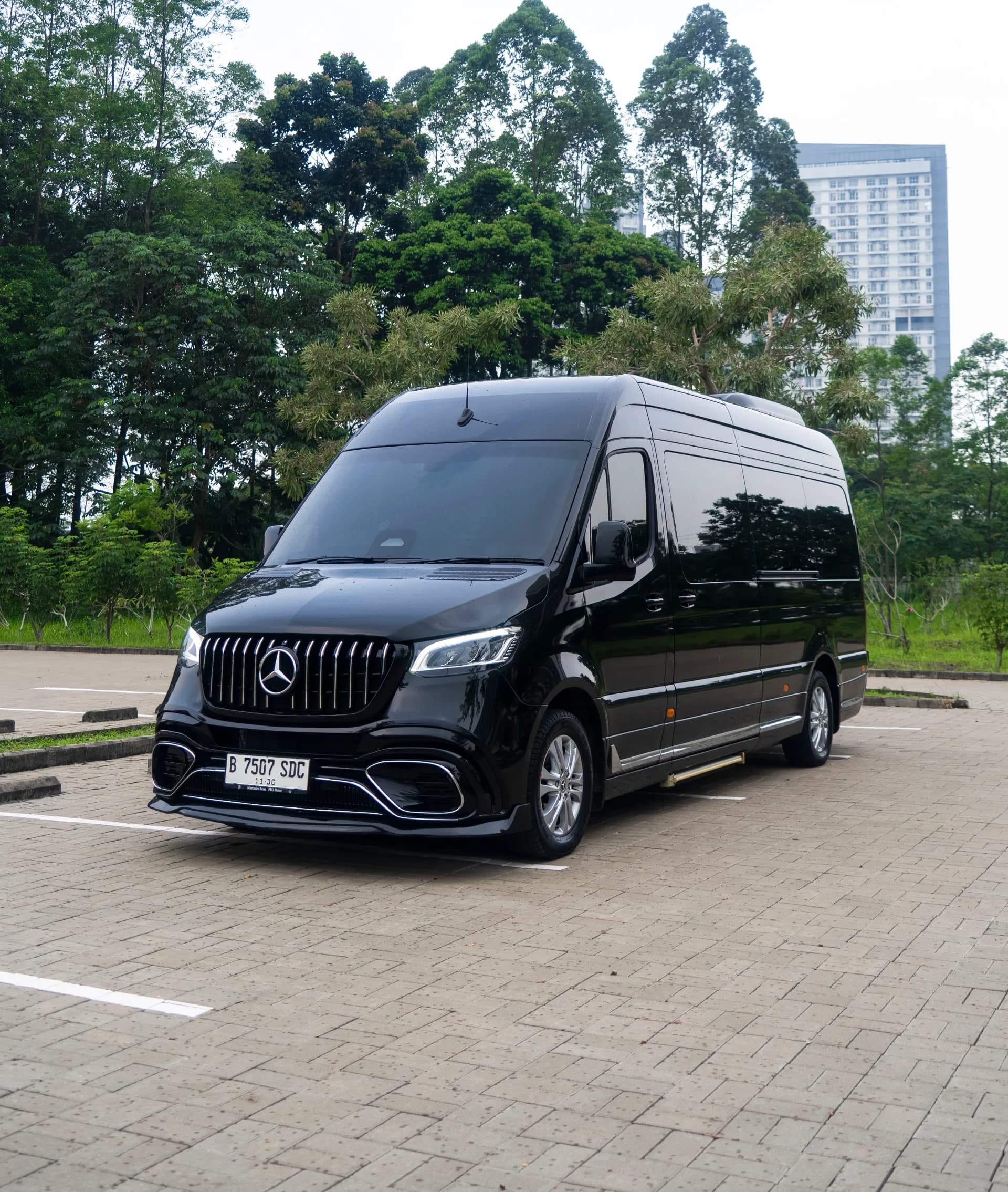 Sprinter Van tampak depan
