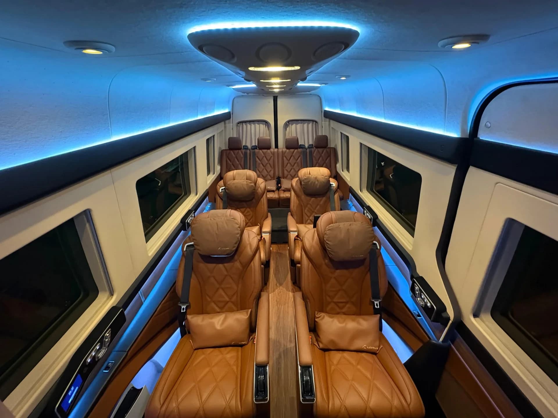 Sprinter Van tampak depan siap disewa